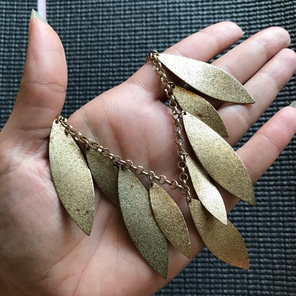 🍂 Golden Leaf Necklace 🍂 - Picture 2 of 6